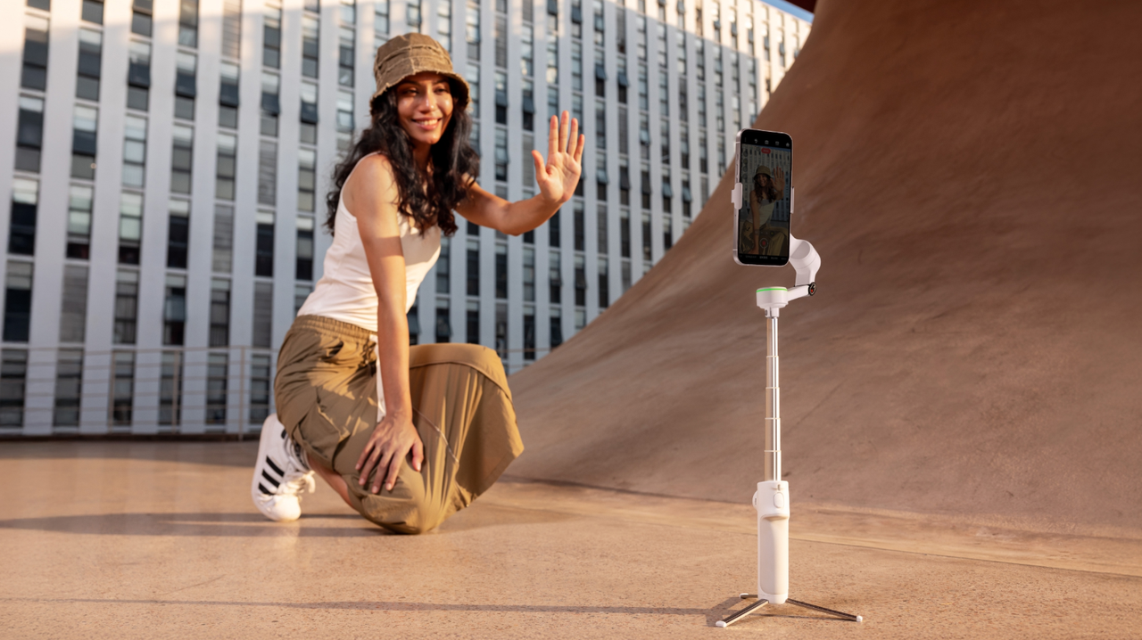 Frau filmt sich mit dem Insta360 Flow 2 Pro Smartphone-Gimbal im Freien